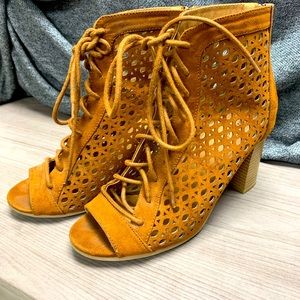 Women’s Lace up boots
